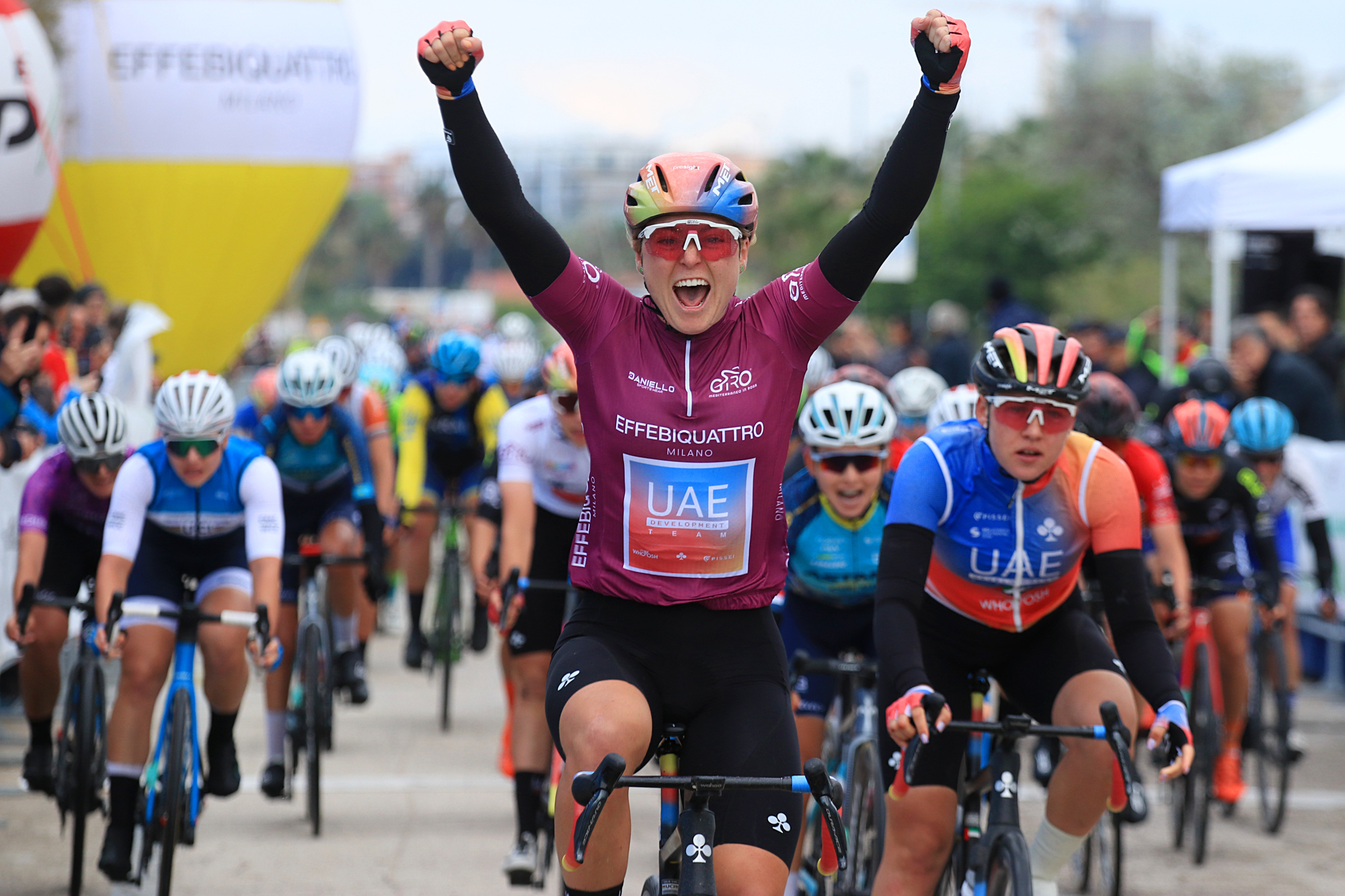 Lara Gillespie also wins the third stage of the Giro Mediterraneo in Rosa. Kumiega 2nd